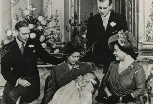 Isabel II con su heredero en las manos.